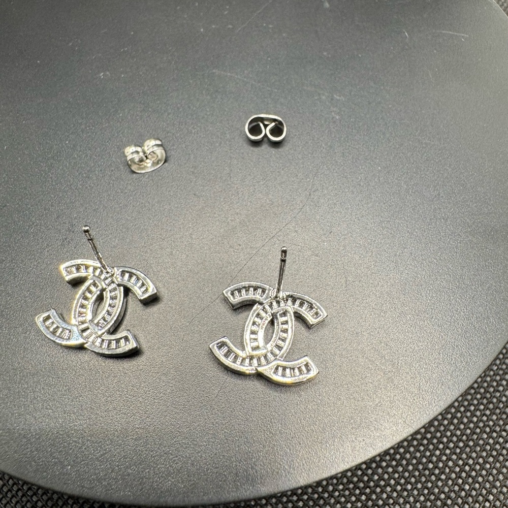 ‼️FINAL SALE ‼️Elegant 18k White Gold Plated Crystal Stud Earrings - Picture 4 of 7